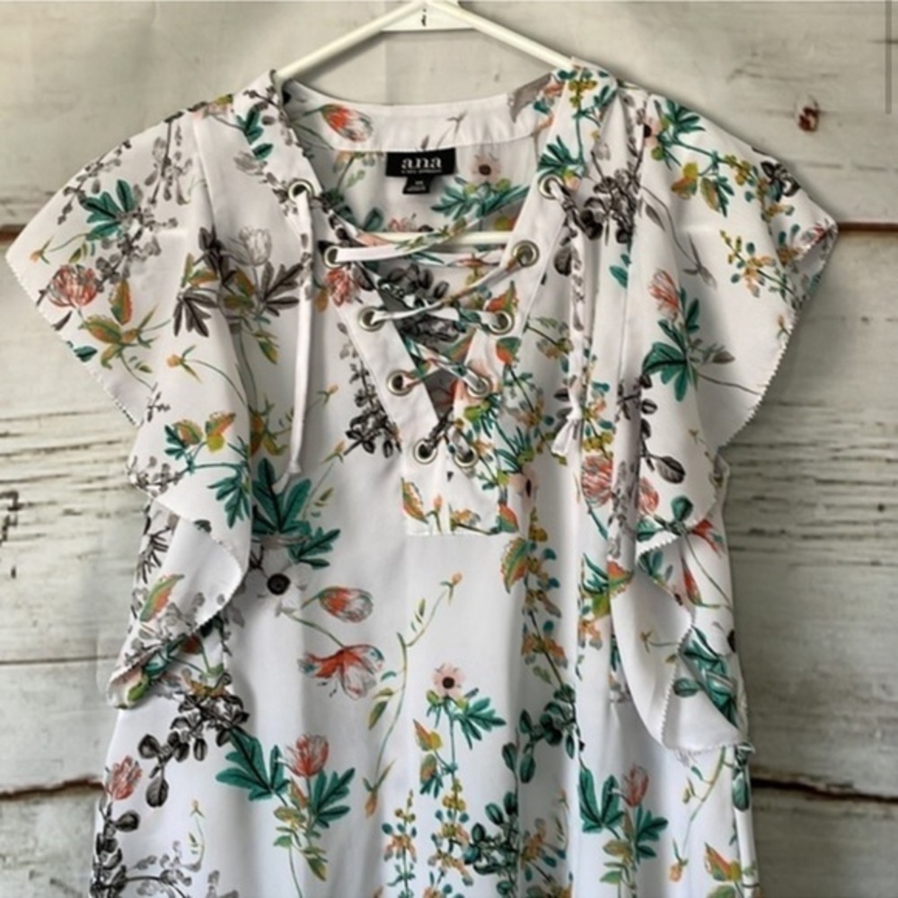 Ana XS Floral Laced VNeck Top​